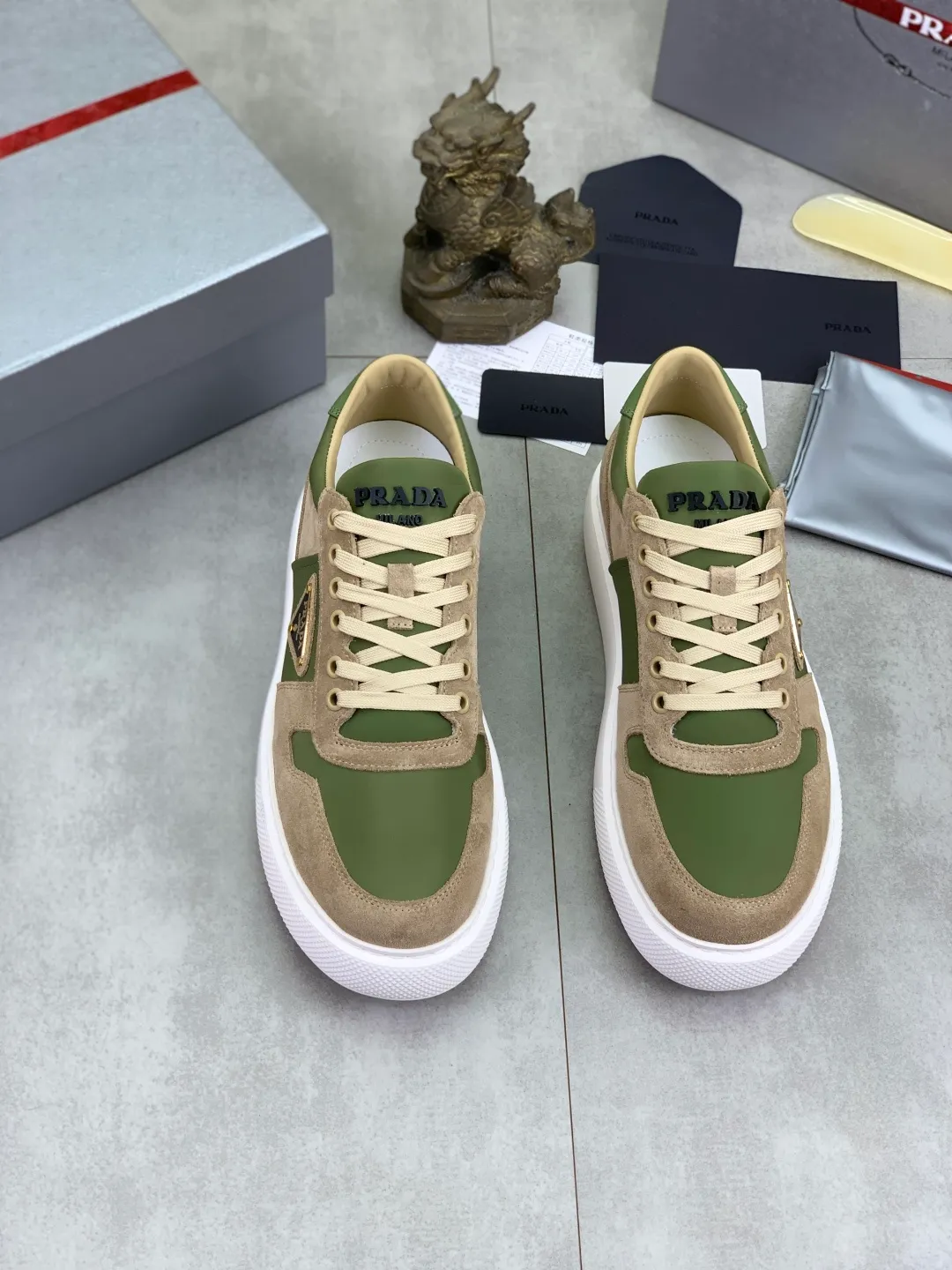 Men's shoes 💰P560💰 [New model] High version official website popular model is on the market, 🆘 Trendy brand (Prada) mainly promotes popular model, avant-garde and versatile fashionable men's shoes private version mold opening, cowhide surface splicing 1:1.. Stylish and simple, original imported cowhide lining cowhide feet; the atmosphere and personality are more fashionable, eye-catching and pursuing class. It will subvert the old idea and be a must-have for fashion trendsetters with you! Must keep it for yourself! Tall and comfortable, large and low, high-end quality workmanship. Code number: 38-44 5⃣️colors available.